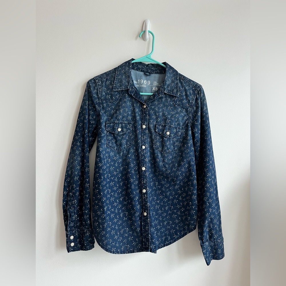 GAP 1969 Denim Chambray Button Down Snap Top NWOT